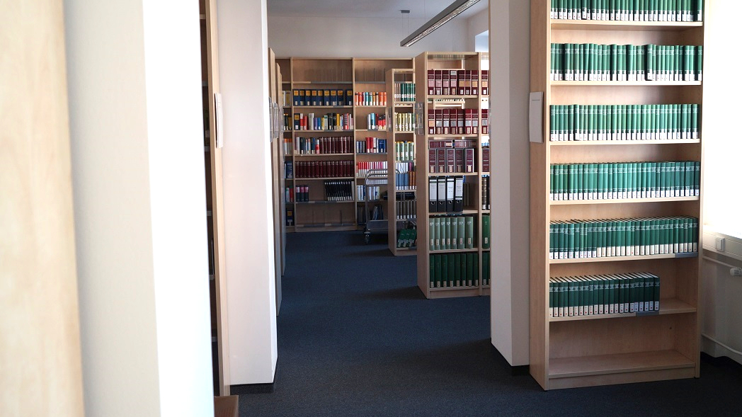 Bild: Hier sieht man die Bibliothek des Verwaltungsgerichts Frankfurt (Oder)