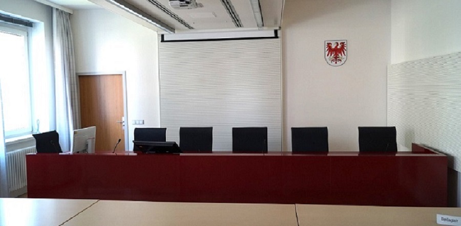 Das Bild zeigt einen Einblick in einen Sitzungssaal