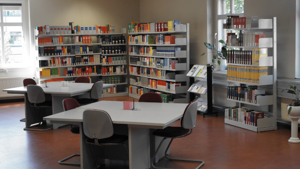 Bild: Hier ist die Bibliothek des Veraltungsgericht Cottbus zu sehen