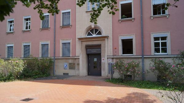 Bild: Hier sieht man ein Bild des Haupteingangs vom Gebäude des Verwaltungsgerichts Cottbus