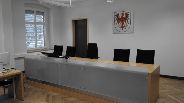 Bild: Hier sieht man einen Sitzungssaal des Verwaltungsgerichts Cottbus
