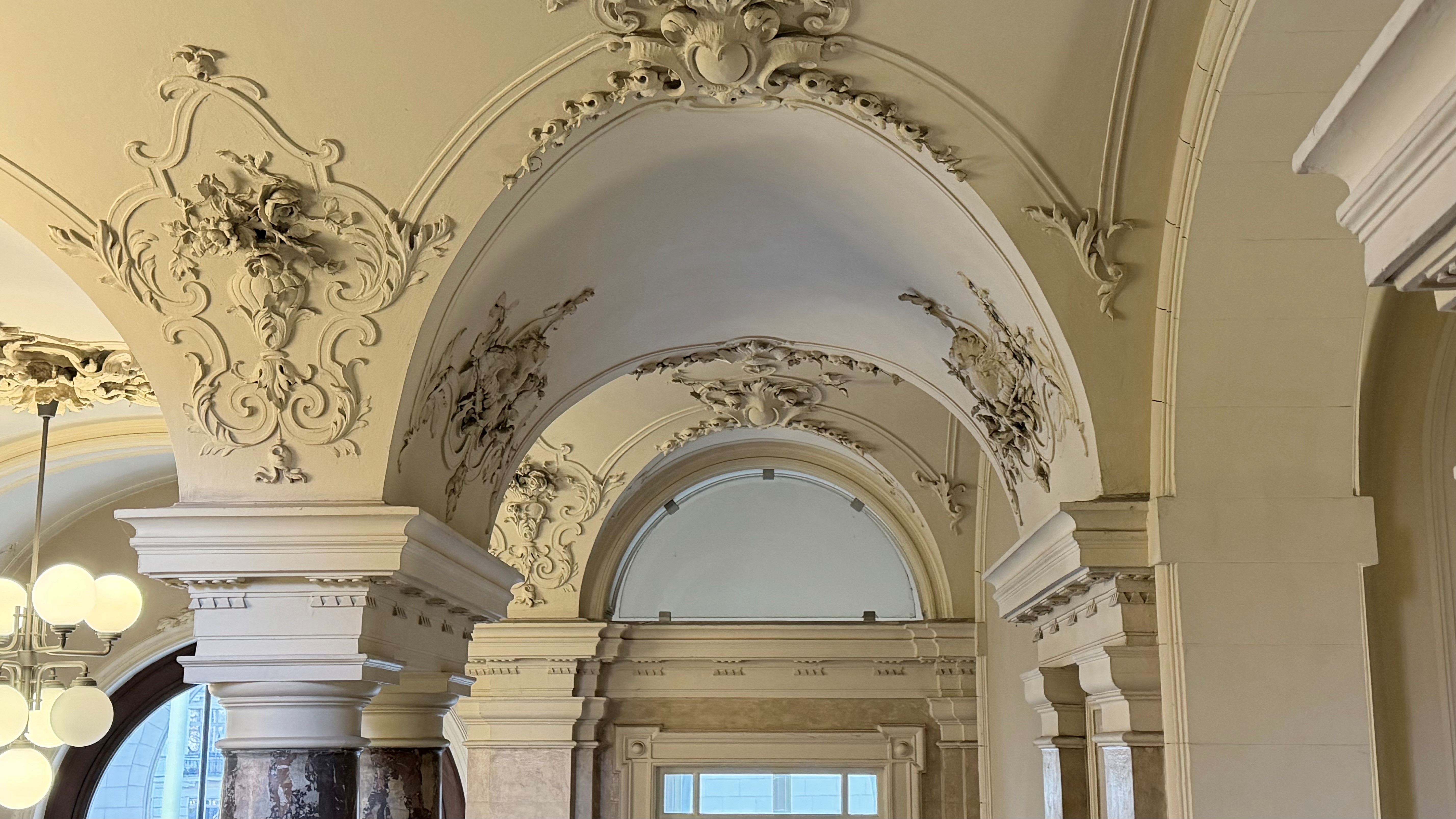 Bild: Hier sieht man den Eingangsbereich des Verwaltungsegrichts Potsdam