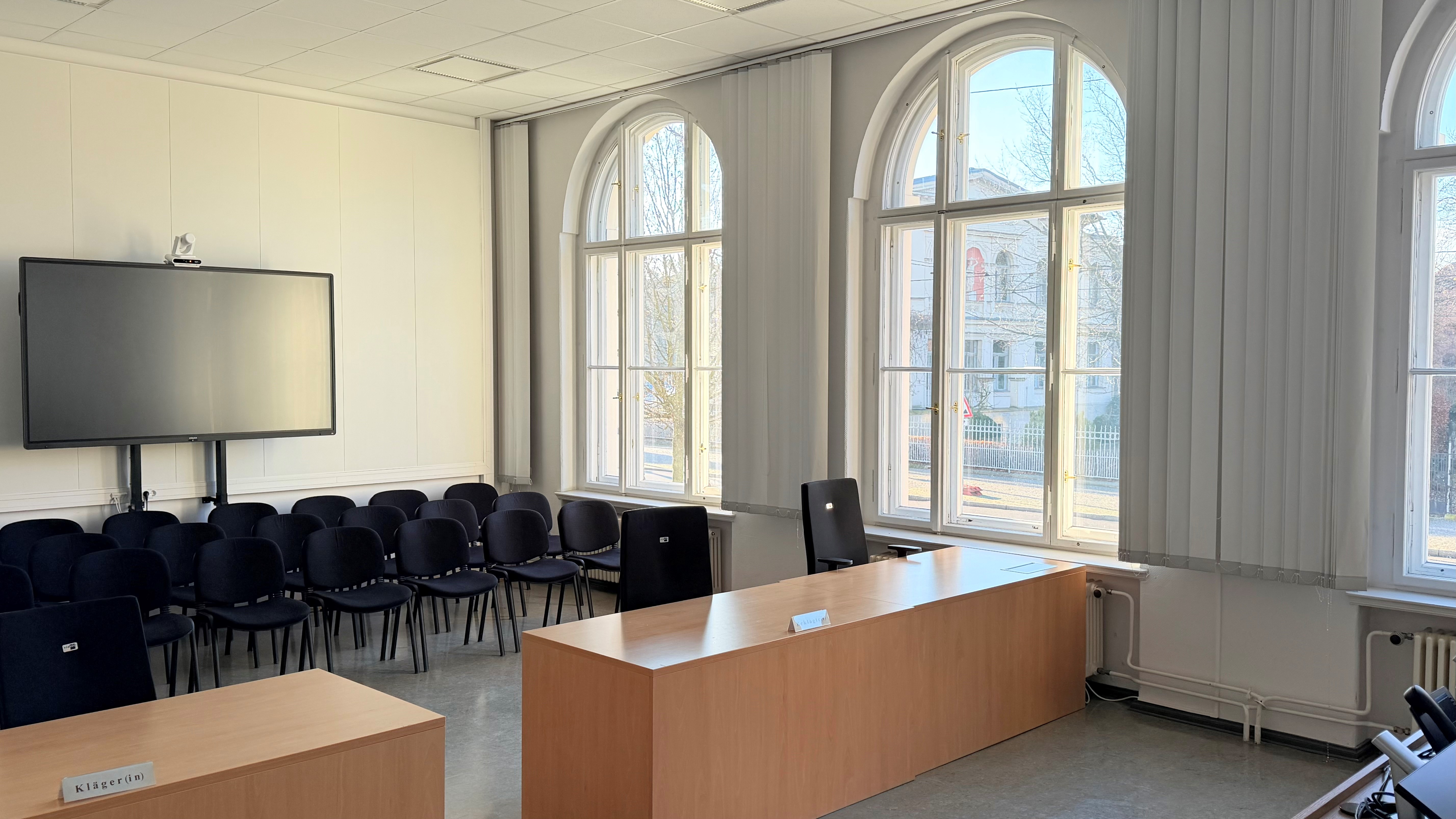 Bild: Hier sieht man den Sitzungssaal des Verwaltungsgerichts Potsdam