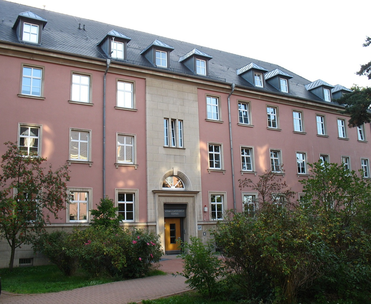 Hier sehen das Gerichtsgebäude des Verwaltungsgerichts Cottbus